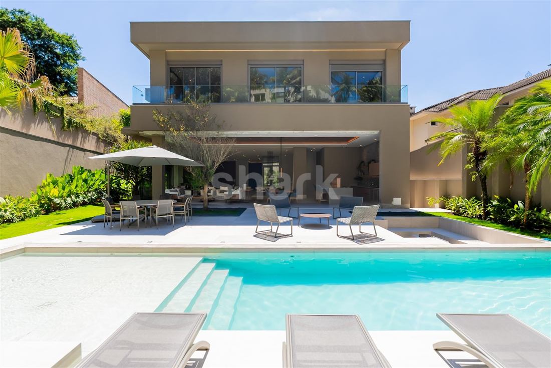 Casa contemporânea com piscina e espreguiçadeiras